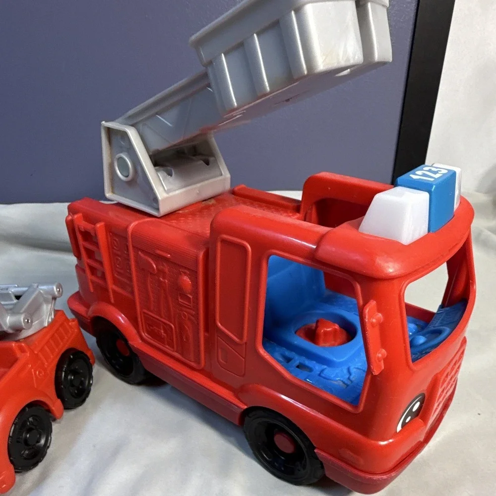 Fisher-Price Little People Fire Truck & Ladder Truck w/ 2 Figures M0127 2012